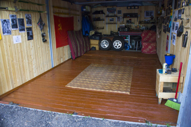 Покраска деревянного пола в гараже