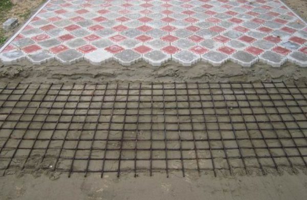 Процесс укладки тротуарной плитки на пол в гараже